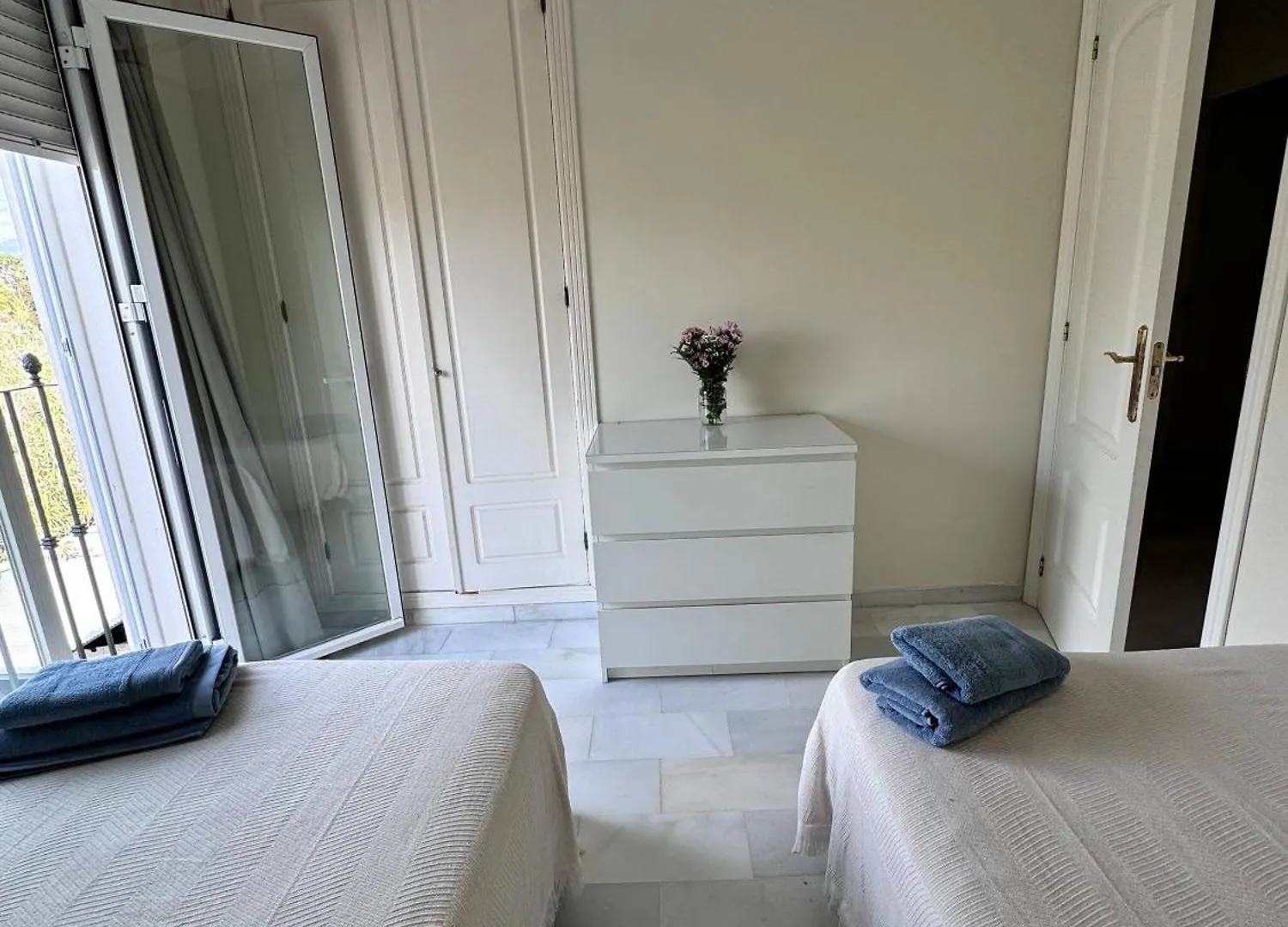 Room In Apartment - Room In Guadalmina With Pool Estepona Guest house